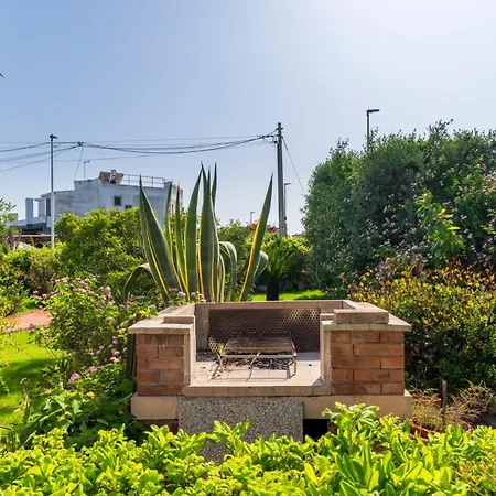 5' From The Sea, With Large Garden And Bbq *