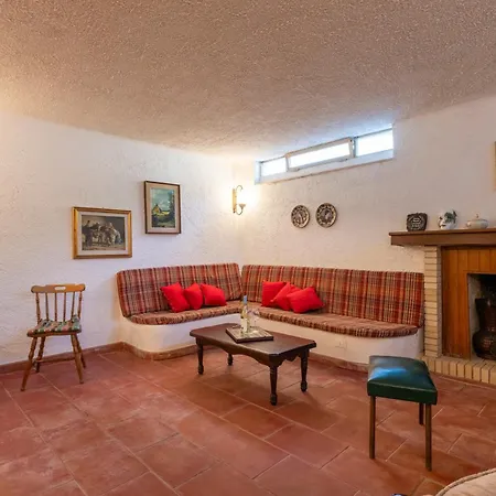 5' From The Sea, With Large Garden And Bbq *