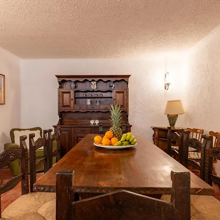Villa 5' From The Sea, With Large Garden And Bbq