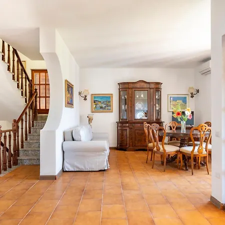 Villa 5' From The Sea, With Large Garden And Bbq