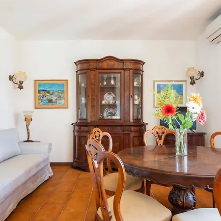 5' From The Sea, With Large Garden And Bbq
