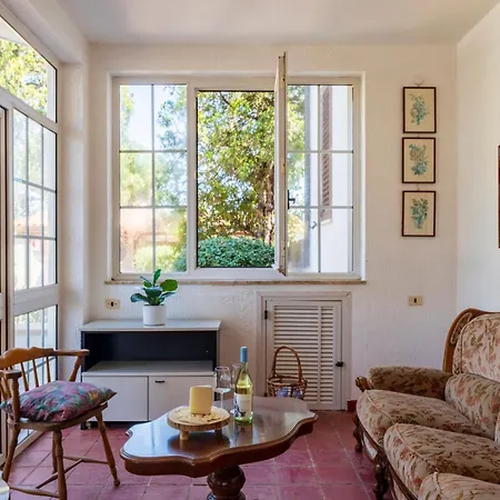 5' From The Sea, With Large Garden And Bbq Villa