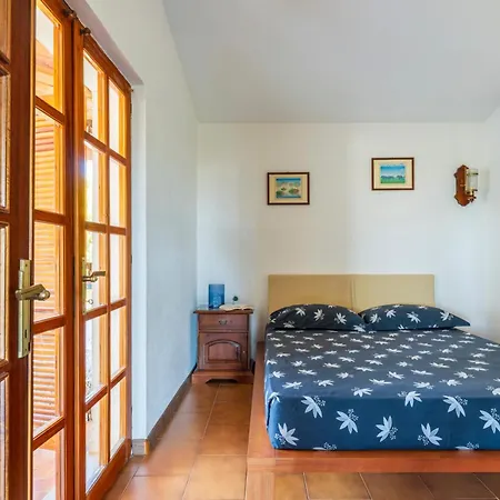 Villa 5' From The Sea, With Large Garden And Bbq *