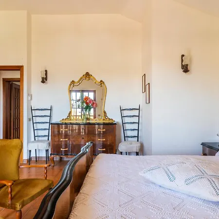 Villa 5' From The Sea, With Large Garden And Bbq