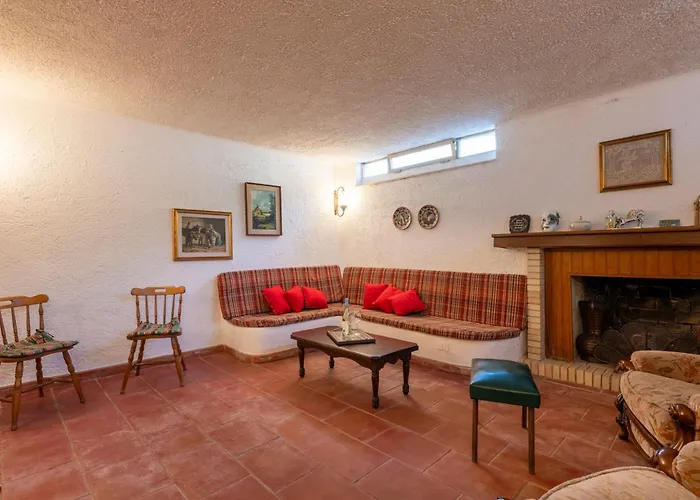 5' From The Sea, With Large Garden And Bbq *