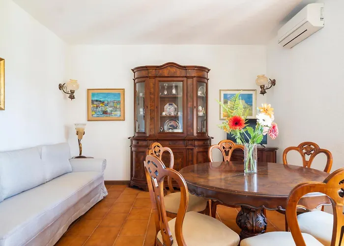5' From The Sea, With Large Garden And Bbq